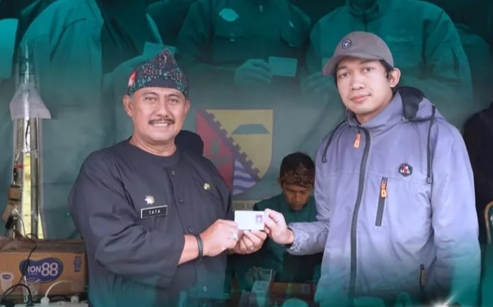 Warga Pangalengan Antusias Manfaatkan Layanan Disdukcapil di Program Bunga Desa